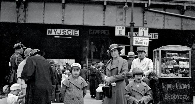 Warszawa, Dworzec Wschodni, peron w kierunku do Otwocka, 1935 lub 1936 r.