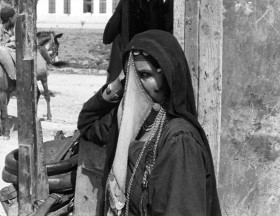 Burka chalidżi - noszona przez niektóre kobiety w regionie Zatoki Perskiej. Przybiera różne style i kroje, zawsze jednak pozostawia otwór na oczy. Na zdjęciu z lat 40. kobieta palestyńska.