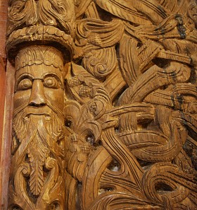 Karpacz, śwątynia Wang, głowa Wikinga z rozdwojonym jezykiem