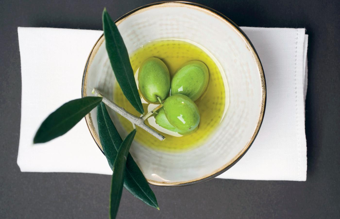 Kolor oliwek zależy od momentu zbiorów, a nie od gatunku drzew oliwnych. Te zielone zbierane są najwcześniej.