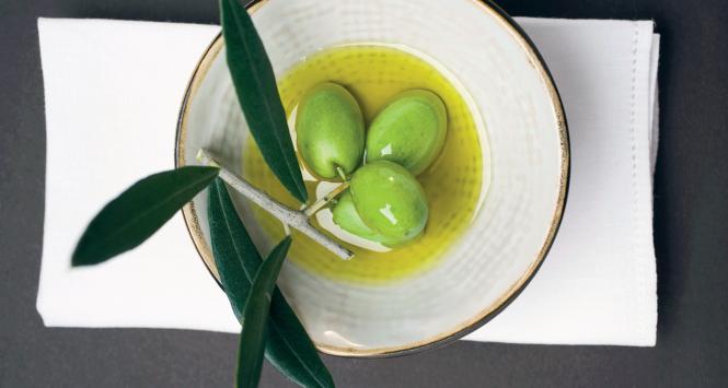 Kolor oliwek zależy od momentu zbiorów, a nie od gatunku drzew oliwnych. Te zielone zbierane są najwcześniej.