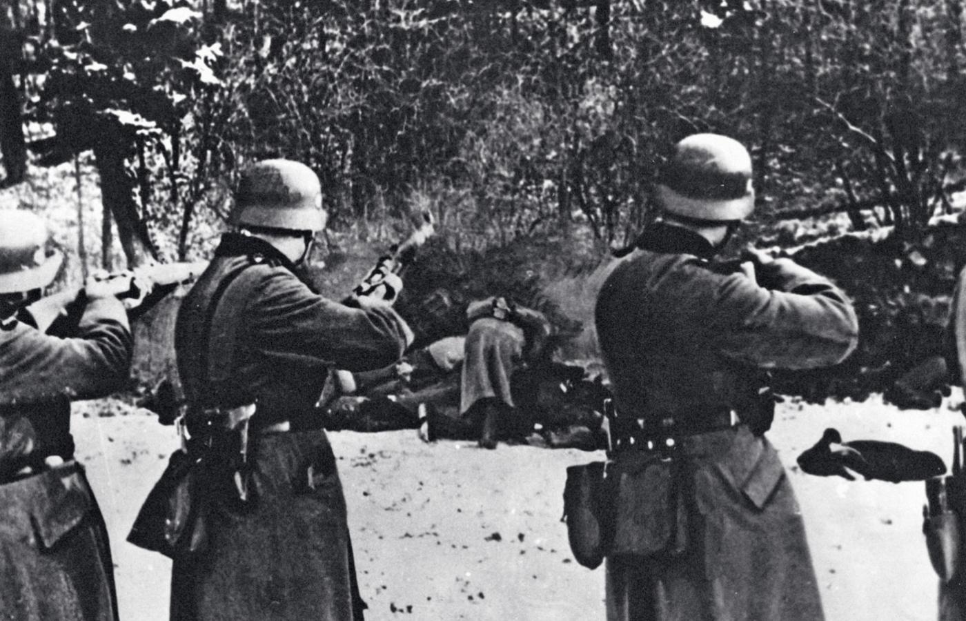 Zbrodnie Wehrmachtu mają swoje korzenie w odgórnych decyzjach, narzucanych całości sił zbrojnych przez dowództwo.