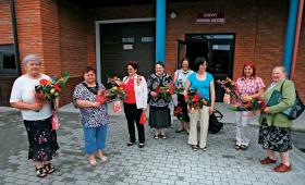 Zespół Jarzębina w pełnym składzie, od lewej: Janina Dyjach, Lucyna Jargieło, Irena Krawiec (kierowniczka), Janina Oleszek, Beata Oleszek, Bogumiła Smagała, Monika Jargieło, Władysława Dycha.