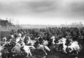 Szarża kawaleryjska na przedwojennych manewrach.