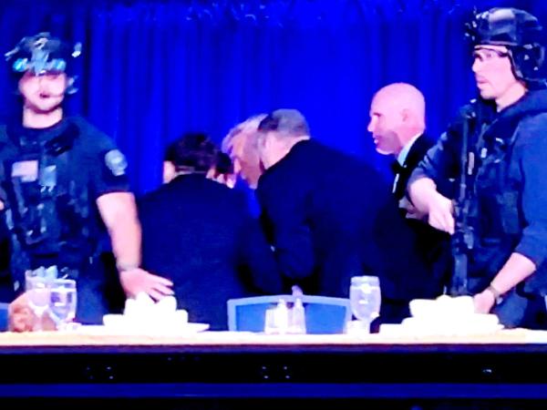 Ochroniarze z Secret Service ewakuowali Trumpa, który siedział przy głównym stole na podwyższeniu, skąd miał przemawiać.