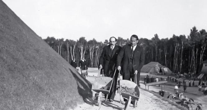 Ministrowie przemysłu i handlu Francji Paul Bastid (z prawej) i Polski Antoni Roman podczas usypywania Kopca Józefa Piłsudskiego na krakowskim Sowińcu, wrzesień 1936 r.