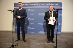 Minister spraw wewnętrznych Mariusz Błaszczak i koordynator ds. służb specjalnych Mariusz Kamiński podczas konferencji prasowej nt. stanu bezpieczenstwa kraju po zamachach w Brukseli.
