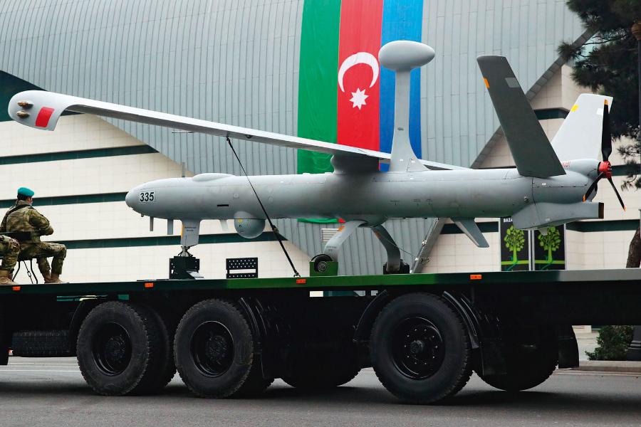 Ostatni konflikt o Górski Karabach został wygrany przez Azerbejdżan głównie dzięki dronom – na zdj. Heron-1 Mk II podczas parady w Baku.