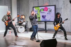 Wojciech Balczun (pierwszy z prawej) ze swoim zespołem Chemia w „Pytaniu na śniadanie”, 2014 r.