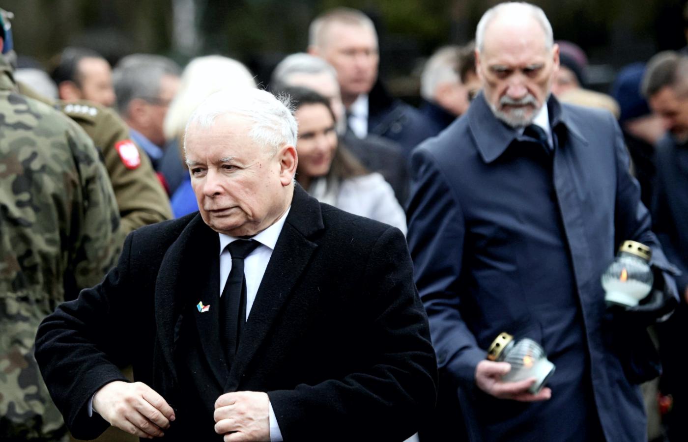 Jarosław Kaczyński i Antoni Macierewicz podczas rocznicowych uroczystości 10 kwietnia 2022 r.