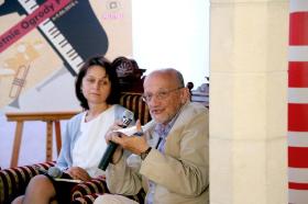 Adam Krzemiński i dr Urszula Glensk w rozmowie na temat przedwojennej prasy.