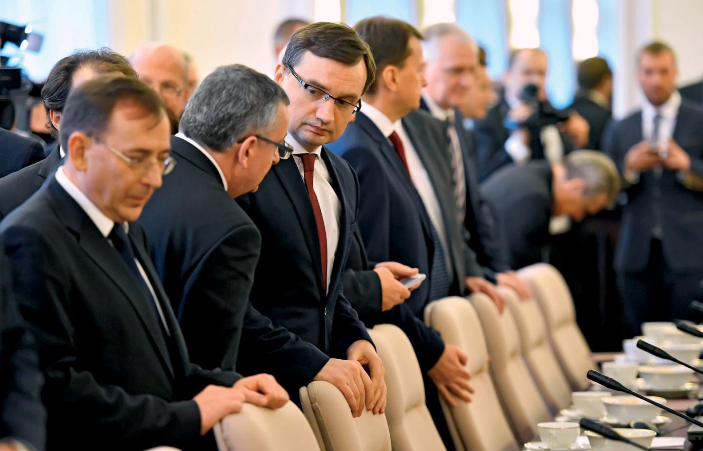 Ministrowie zajmują fotele. Pierwszy z lewej Mariusz Kamiński, trzeci – Zbigniew Ziobro.