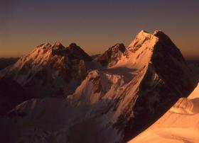 Broad Peak (z prawej) widziany z K2. W głębi szczyty Gaszerbrum.