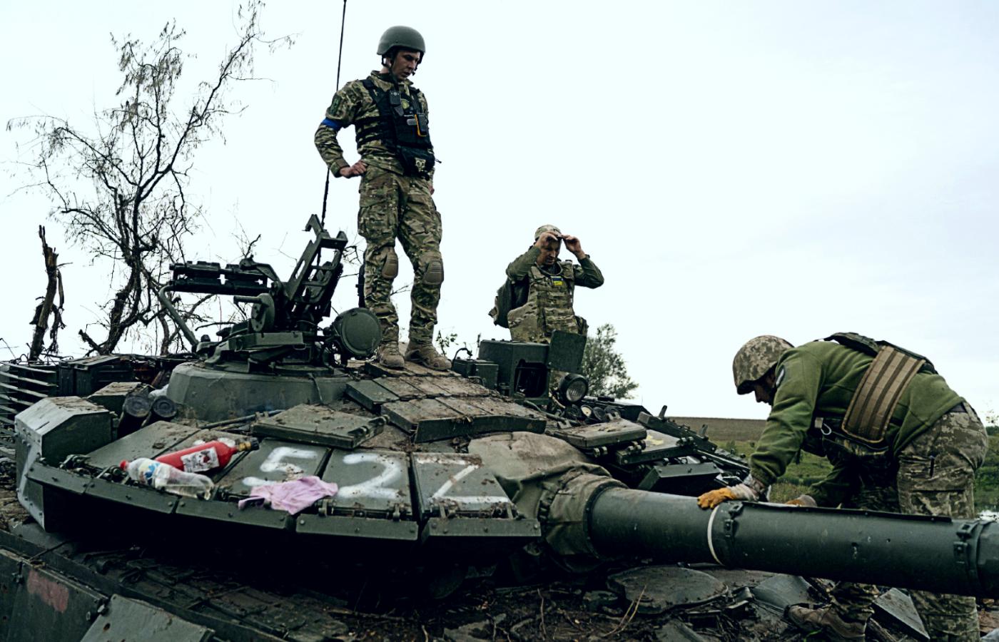 Ukraińscy żołnierze i zniszczony rosyjski czołg. Okolice Charkowa, wrzesień 2022 r.