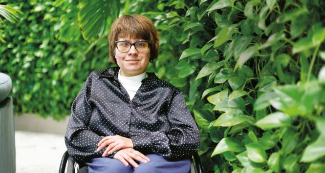 Basia nie wymaga pomocy przez cały czas, ale potrzebuje wsparcia, gdy porusza się po mieście.