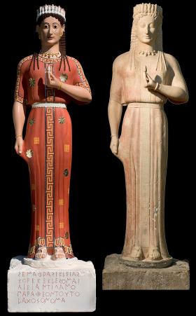 Archaiczna rzeźba Aristiona z Paros z połowy VI w. p.n.e. Jej jasnoczerwoną szatę dekorowały złote i srebrne rozety, na głowie miała białe lotosy, a kolczyki i naszyjnik wykonano ze złotej blaszki i imitujacej srebro cyny.