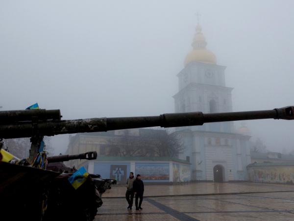 Wystawa zniszczonych rosyjskich pojazdów wojskowych i broni przed katedrą św. Michała w Kijowie.