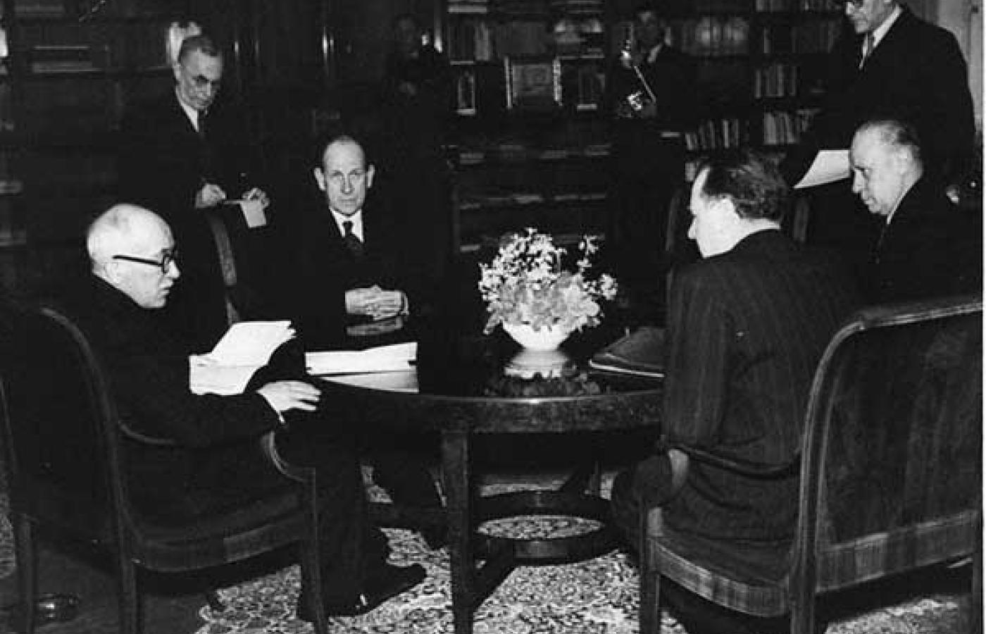 1948: Prezydent Edward Benesz dostaje listę nowych członków rządu od komunistycznego premiera Klementa Gottwalda. © Hulton-Deutsch Collection / CORBIS