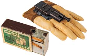 Używany przez Stasi w latach 50. aparat fotograficzny w pudełku zapałek i pistolet, który chowało się w rękawiczce.