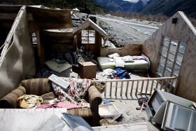 Niektóre domy wyglądają, jak po wybuchu bomby. W tym domu dach prawdopodobnie nie wytrzymał ciężaru popiołów.