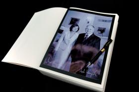 Księga kondolencyjna wyłożona w Parlamencie Europejskim po katastrofie smoleńskiej.