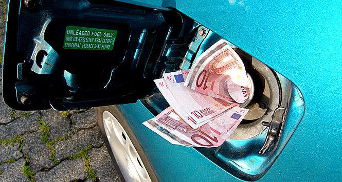 Właściciele aut napędzanych benzyną mogą odetchnąć, rok drożyzny mają właśnie za sobą