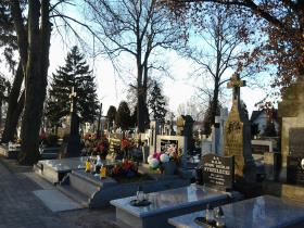 Jeśli w miejscowości nie ma cmentarza komunalnego albo gdy rodzina ma wykupiony grobowiec na katolickim cmentarzu, ksiądz nie może odmówić świeckiego pochówku.