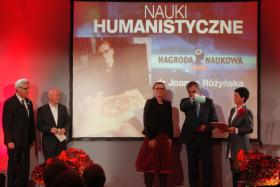 dr Joanna Różyńska odbiera portfel z symbolicznym czekiem i dyplom