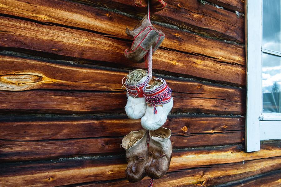 Tradycyjne futrzane buty wiszące przy jednym z domostw. Podczas surowych arktycznych mrozów takie odzienie to podstawa.