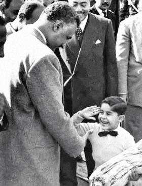 Mały Sisi z wielkim Naserem.