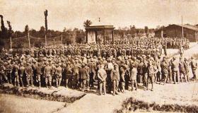 Fotografia z włoskiego wydawnictwa propagandowego, które miało prawdopodobnie zachęcać do oddawania się w niewolę; stąd napisy w różnych językach monarchii austro-węgierskiej.