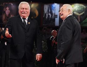 Andrzej Wajda i Lech Wałęsa na festiwalu filmowym w Wenecji, 2013 r.
