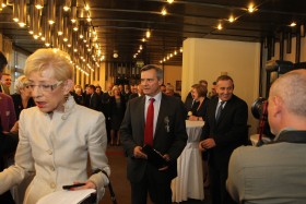 Po uroczystości - tzw. impra. Redaktor Janina Paradowska zdaje się być nierozrywkowa, ale to tylko pozory. Dobry humor dopisuje też Jerzemu Baczyńskiemu i marszałkowi Schetynie