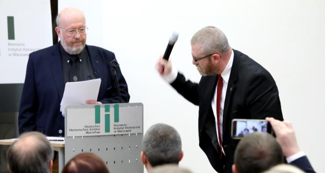 Prof. Jan Grabowski, obok Grzegorz Braun. Niemiecki Instytut Historyczny, 30 maja 2023 r.