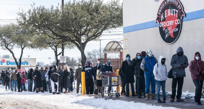 Mieszkańcy Austin w kolejce do sklepu w trzecim dniu silnych mrozów, które pozbawiły większość stanu prądu i wody. 16 lutego 2021 r.