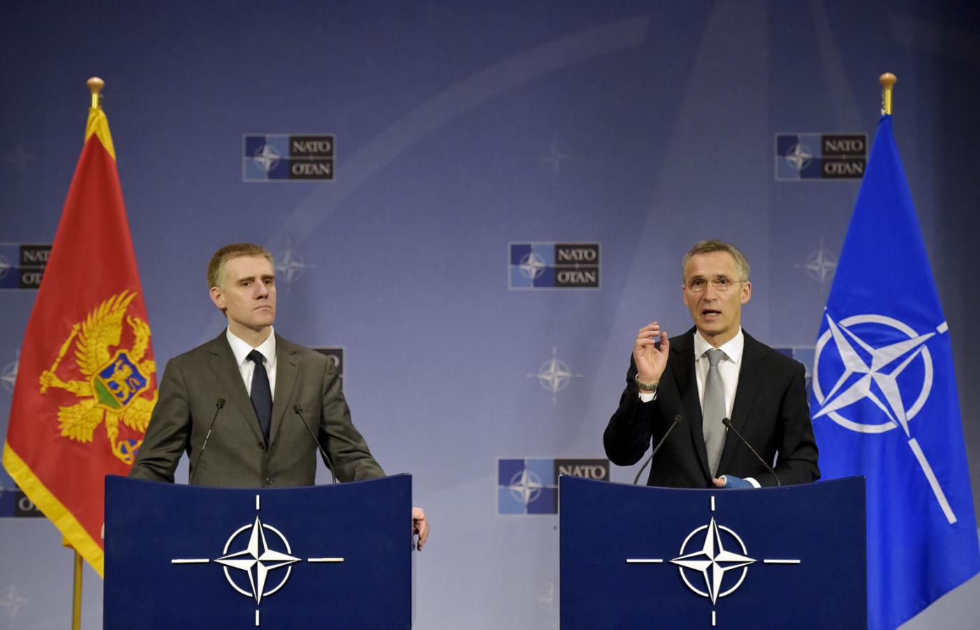 Sekretarz NATO Jens Stoltenberg (z prawej) i minister spraw zagranicznych Czarnogóry Igor Luksic na konferencji w Brukseli, 2 grudnia 2015 r.