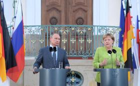 Ostatnie tygodnie przyniosły serię ważnych spotkań z Władimirem Putinem. Na zdjęciu spotkanie z Angelą Merkel w Meseberg w Niemczech. Sierpień 2018 r.