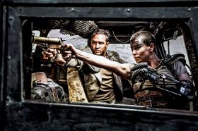 Tom Hardy z Charlize Theron jako Furiosą