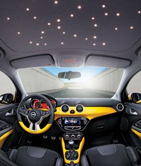 Opel Adam z gwiaździstą podsufitką.