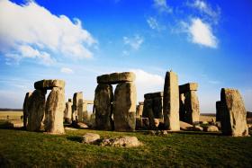 Stonehenge, Wielka Brytania. Jedna z najsłynniejszych europejskich budowli megalitycznych. Głównymi kłopotami Stonehenge jest rosnący poziom mórz, coraz częstsze i silniejsze sztormy oraz postępująca erozja podłoża.