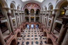 Puste korytarze Collegium Maius Uniwersytetu im. Adama Mickiewicza w Poznaniu.