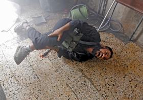 Żołnierz Wolnej Armii Syryjskiej, raniony odłamkiem pocisku czołgowego.