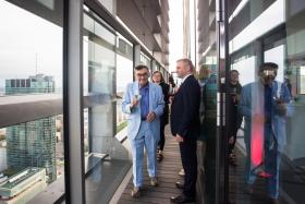 Red. Marian Turski, Adam Kozak z Plasma Project i Urszula Schwarzenberg-Czerny z POLITYKI udowadniają, że nie mają lęku wysokości.