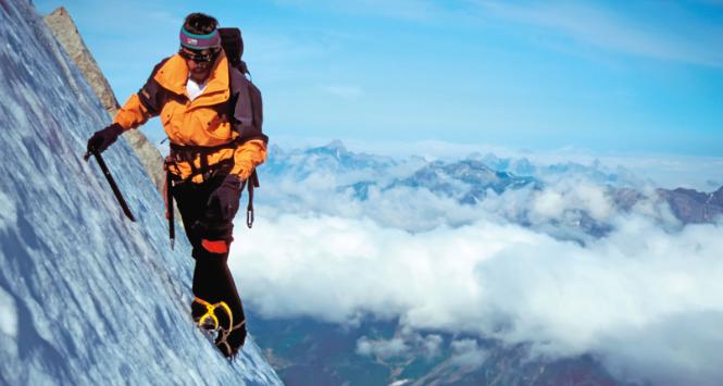 Erhard Loretan na ścianie Aiguille Verte w Masywie Mont Blanc, zdjęcie niedatowane.