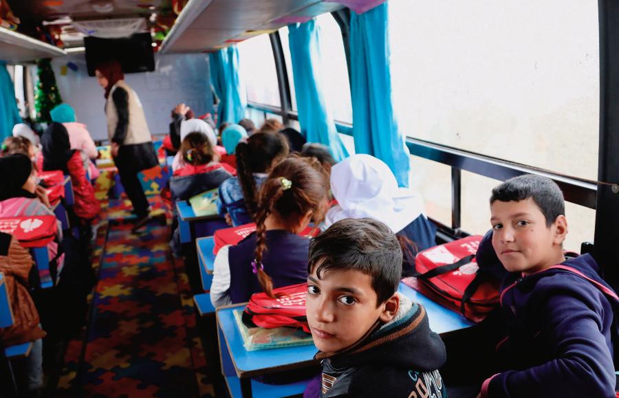 Bagdad (Irak), 2018 r. Organizacja pozarządowa przekształciła stary autobus w mobilną szkołę dla dzieci ze slumsów. Mieścił aż 50 uczniów.