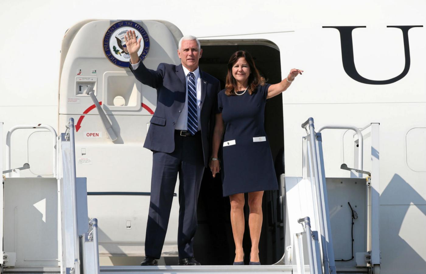Powitanie wiceprezydenta USA Mike'a Pence'a w Polsce i jego żony Karen.