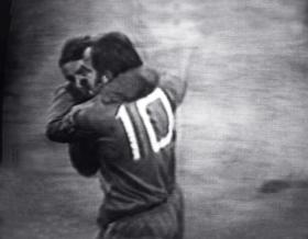 Jan Domarski w koszulce z nr 10 po pamiętnej bramce na Wembley.