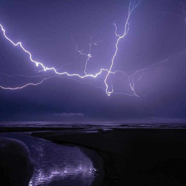 Pioruny są rzadkim zjawiskiem nad oceanami.