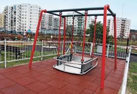 Ogródek jordanowski w Olsztynie – huśtawka dla dzieci poruszających się na wózkach.