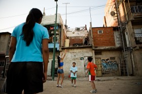 Na ziemi nie ma już miejsca, więc biedadomom co roku przybywa pięter. Kraty mają chronić mieszkańców przed używającymi narkotyków bandytami.